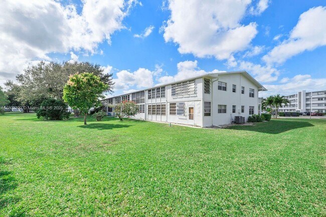 Building Photo - 143 Oakridge J