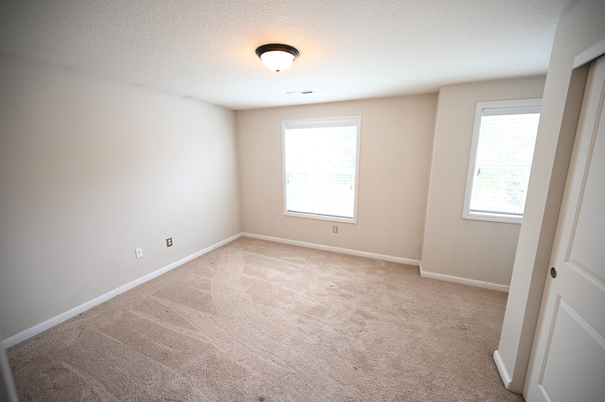 Building Photo - 9216 N Charleston Ave