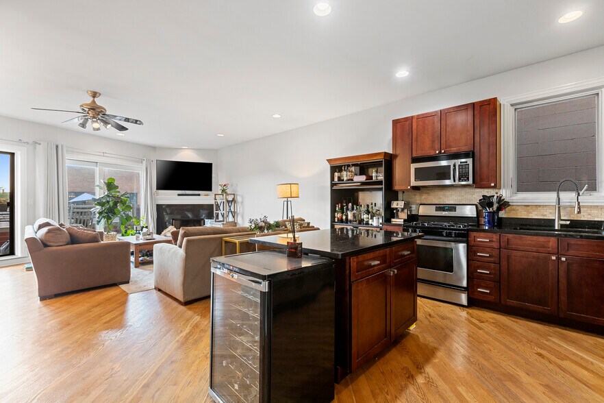 Building Photo - 921 N Damen Ave