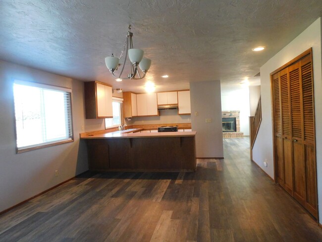 Building Photo - Beautiful 4 Bedroom, 2.5 Bathroom Home in ...
