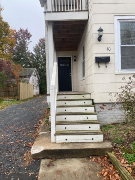 Building Photo - 68-70 College St