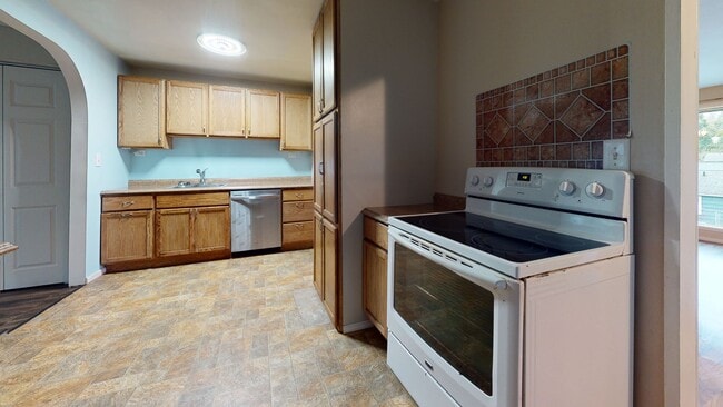 Building Photo - Large Bremerton Duplex Unit Available for ...