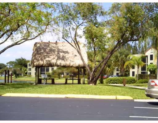 Building Photo - 216 Lake Pointe Dr