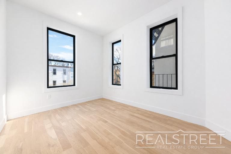 Building Photo - Brand New Large 3 Bed 2 Bath in Bushwick Townhouse!