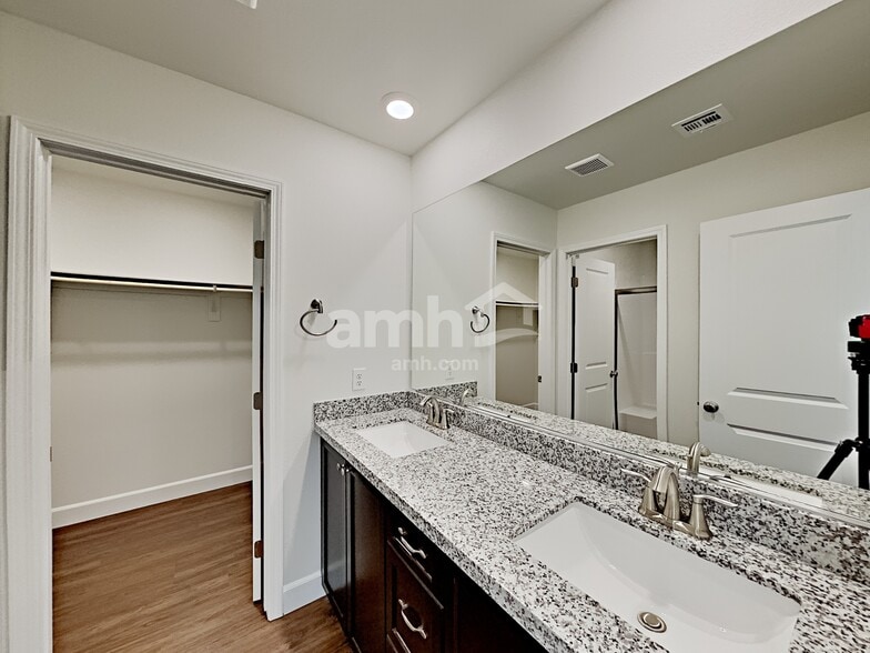 Building Photo - 1518 Golden Hour Ave