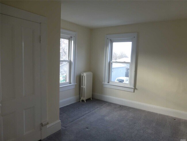 Building Photo - 132 Merrick Rd