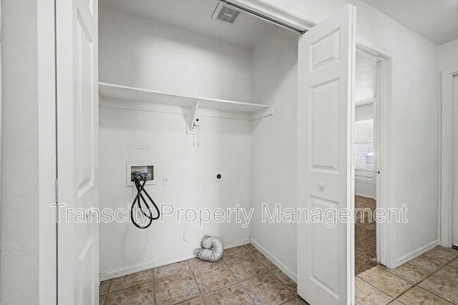 Building Photo - 932 W 19th Ave