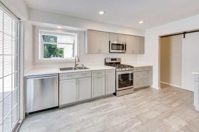 Building Photo - 106 Regency Dr