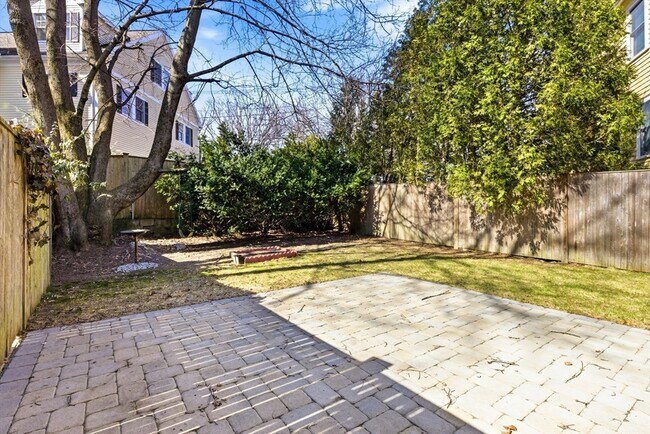 Building Photo - 5 Meadowbrook Rd