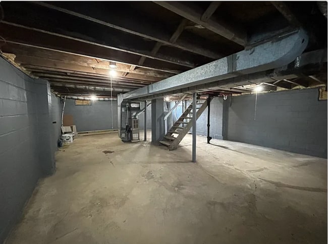 Building Photo - 915 N Upland Ave