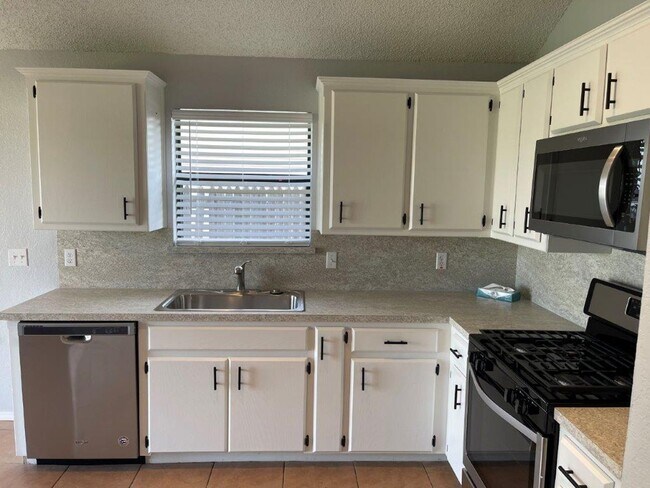 Building Photo - Completely remodeled and ready for move in...