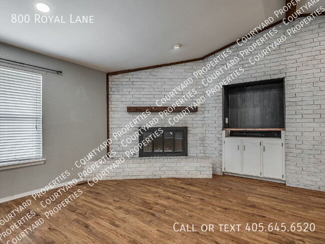 Building Photo - 800 Royal Ln