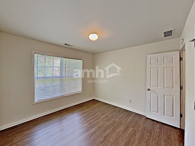 Building Photo - 383 Vine Mountain Way