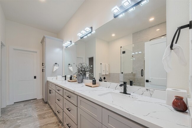 Building Photo - 2909 Nagle St