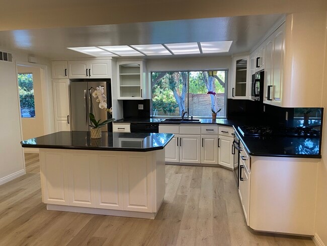 Building Photo - 5541 Bellaire Ave