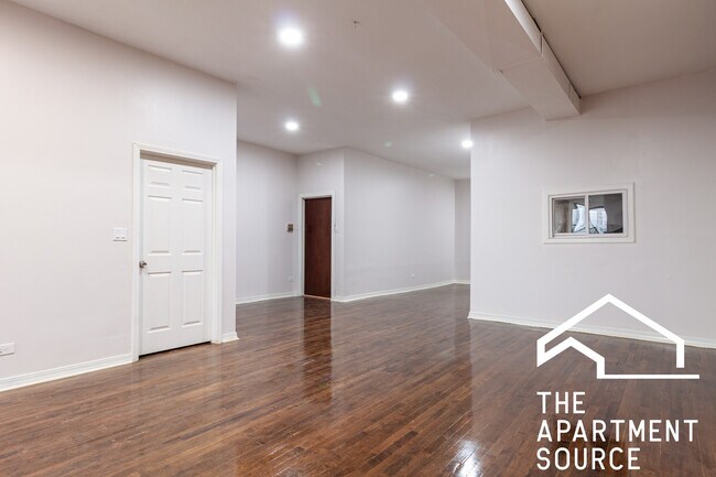 Building Photo - 3345 N Clark St