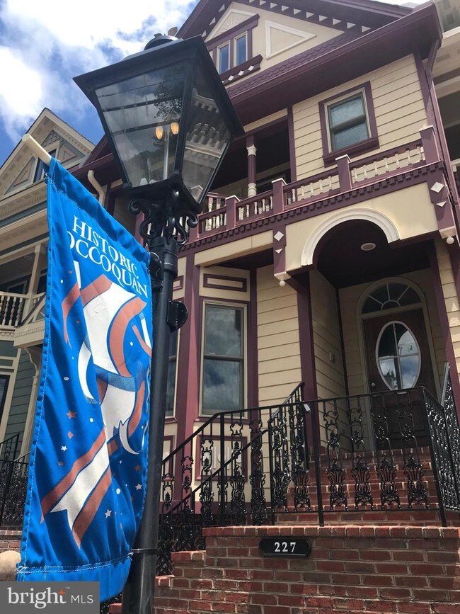 Building Photo - 227 Mill St