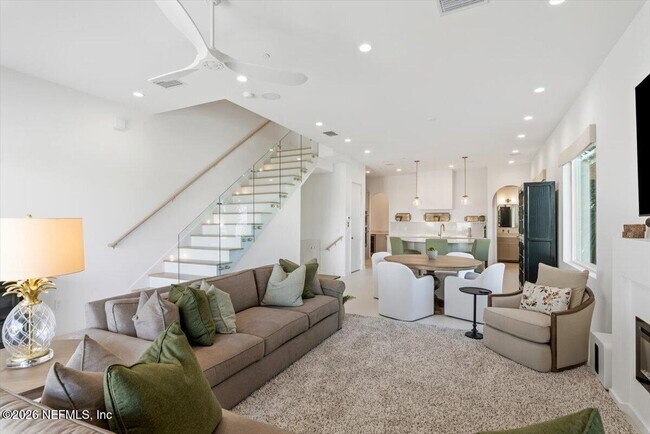 Building Photo - 114 12th Ave S