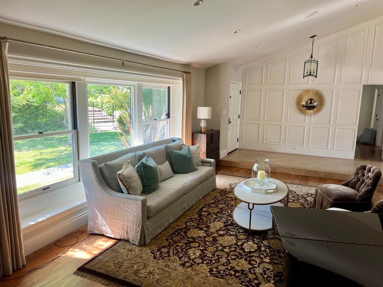 Living room and entry foyer - 4703 Ferncreek Dr