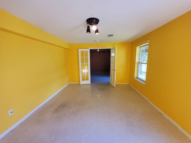 Building Photo - Waterfront! Spacious, updated, 4-bedroom &...