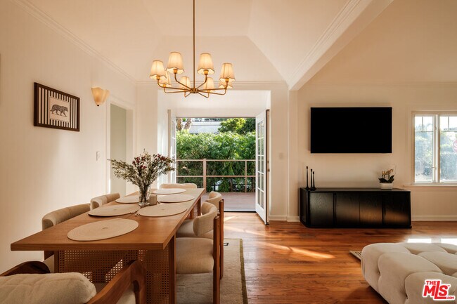 Building Photo - 866 N Doheny Dr