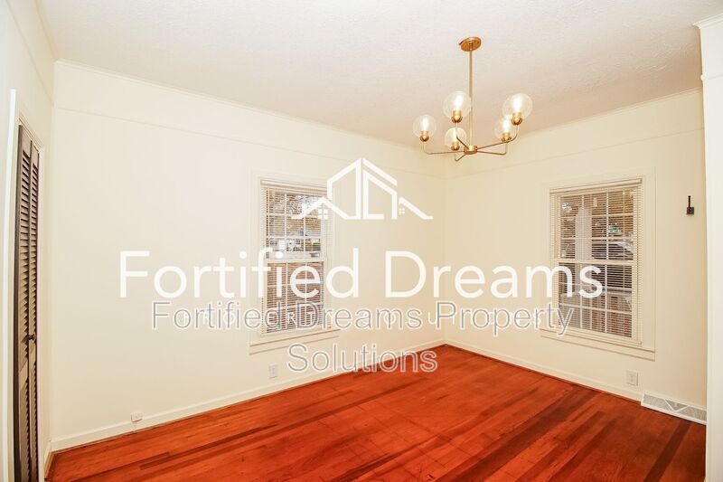 Building Photo - 309 E 11th St