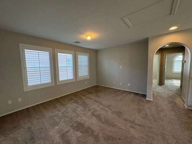 Building Photo - Beautiful 4 Bedroom Home in Mountains Edge!