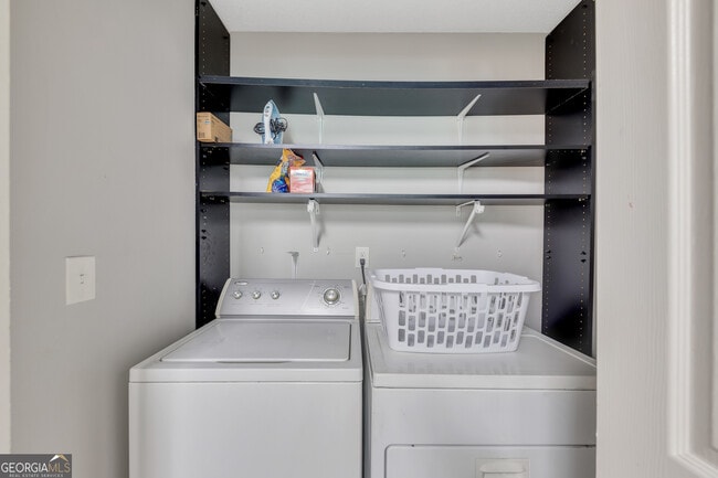 Building Photo - 4210 Lakes End Dr NW