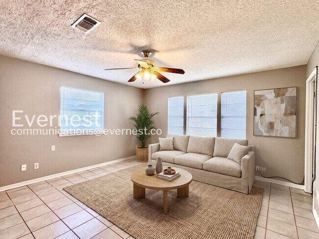Building Photo - 4 Bed/2.5 Bath Home with Fenced Yard & Garage / Available Now!