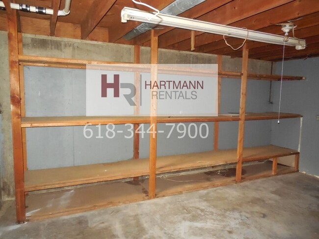 Building Photo - Three Bedroom 2 Bath Brick Home with 2 Car Garage!!