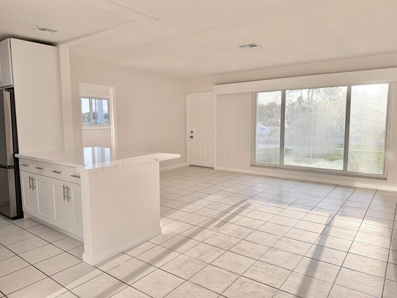 Building Photo - 231 NE 16th Ave