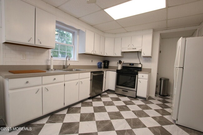 Building Photo - 211 4th Ave