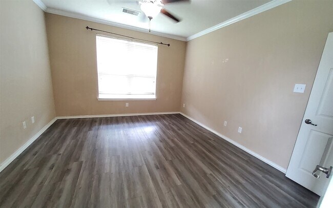 Building Photo - 25047 Lenora Dr