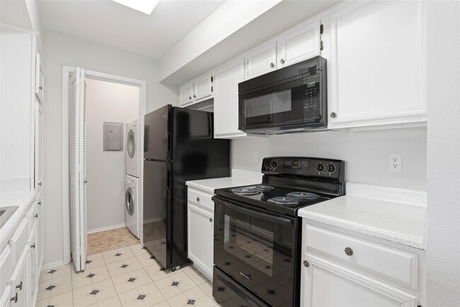 Building Photo - 2025 Augusta Dr