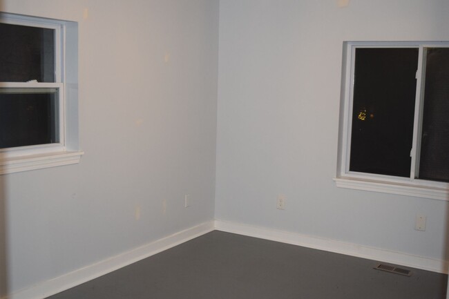 Building Photo - NEWLY RENOVATED PONTIAC UNIT FOR LEASE!