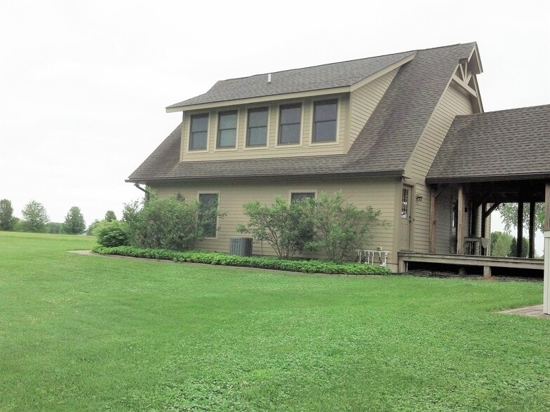 Garage Apt rear - 49730 Diamond Ln