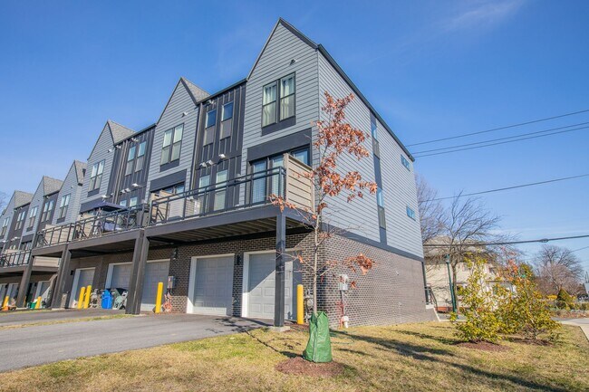 Building Photo - Gorgeous 4 BR/3.5 BA EOG Townhome in Silve...