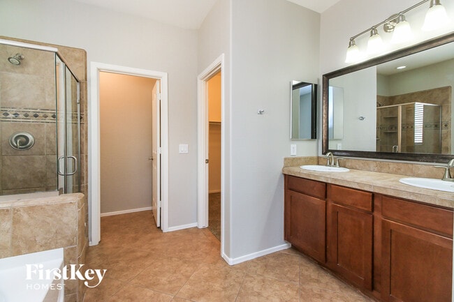 Building Photo - 4946 E Del Rio Dr