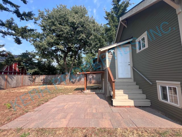 Building Photo - Charming 2-Bedroom Home with Spacious 1606 Sq Ft Living Space in Portland's SE Knapp St!