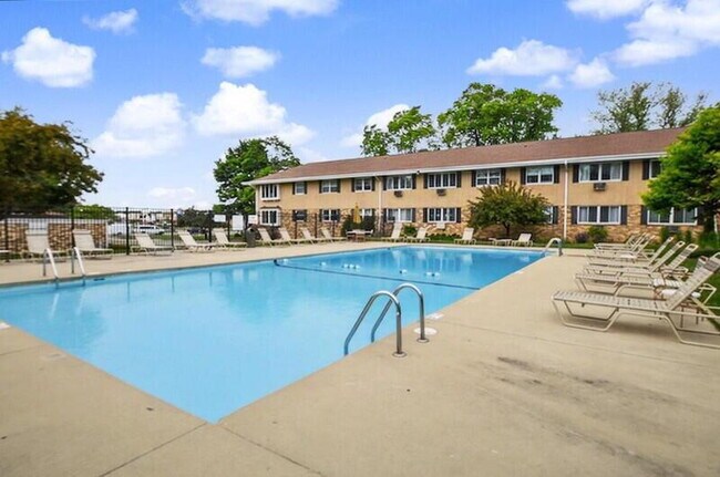 Building Photo - "Charming 2-Bed Condo Retreat: Comfort & Convenience in Brown Deer!"
