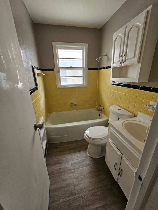 Building Photo - 4 Bedroom House Available now in Midwest City