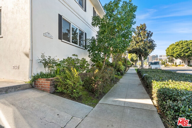 Building Photo - 9588 W Olympic Blvd