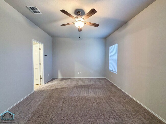 Building Photo - Inviting 3-bedroom, 2-bathroom House, Epit...