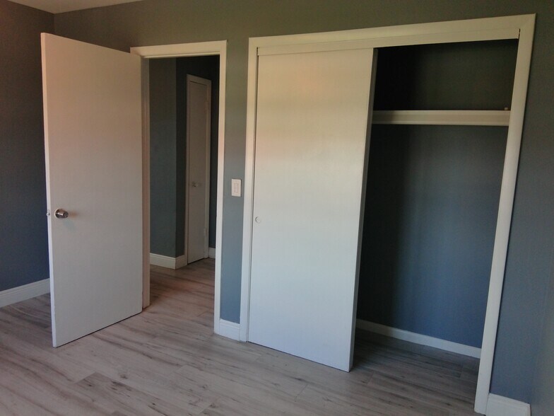 Building Photo - 893 Iris Dr
