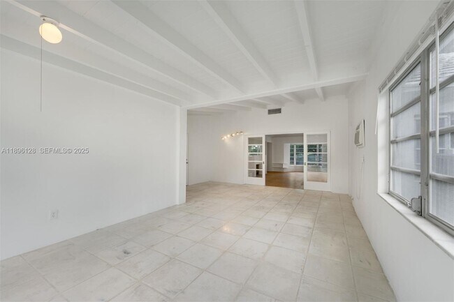 Building Photo - 520 W 51st Terrace