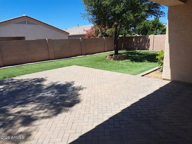 Building Photo - 2045 E Indian Wells Dr