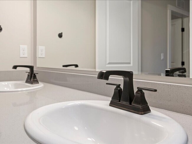 Building Photo - Free September Rent!  Beautiful Newer 4 Bed, 3 Bath located in the heart of Meridian - available ...