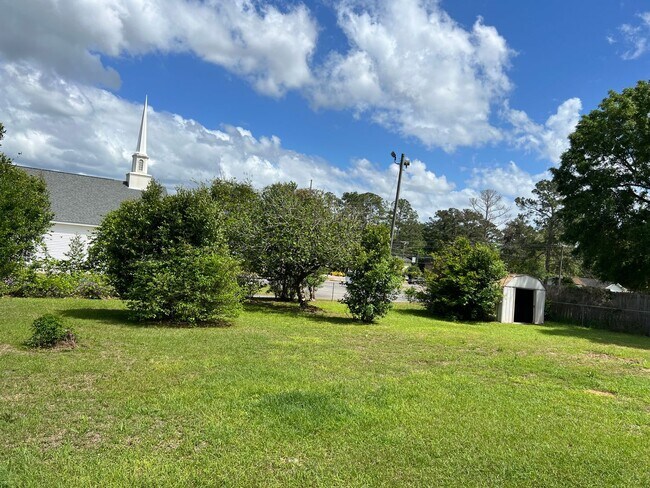 Building Photo - 102 Victoria Dr