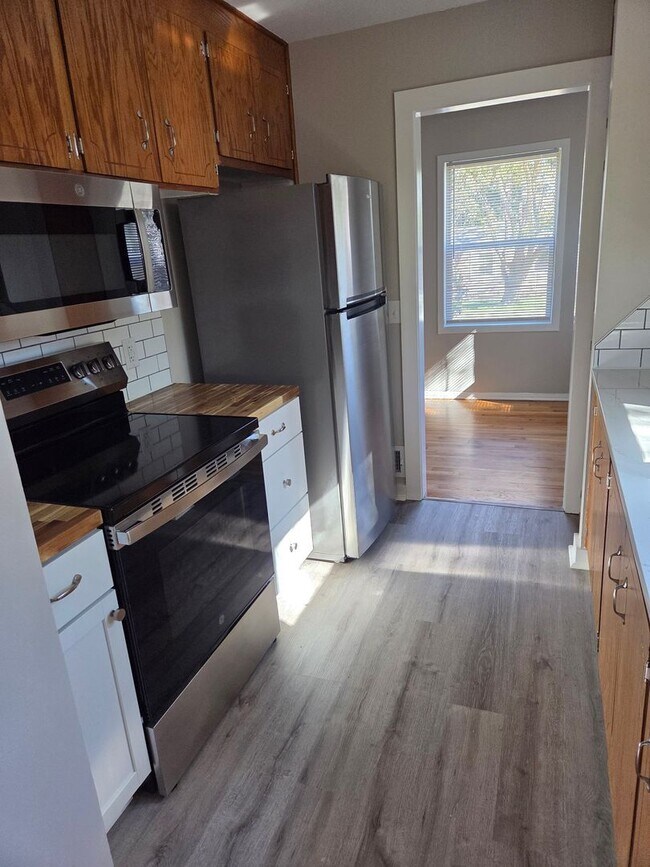 Building Photo - 3 bed 1 bath, 1 car detached garage, newly remodeled