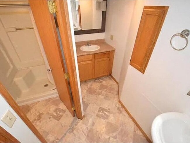 Building Photo - Gorgeous 5 Bedroom Home in Coveted SE Neig...